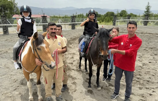 Elazığ'da misafir edilen Ahıska Türkü çocuklar için hipodromda etkinlik yapıldı