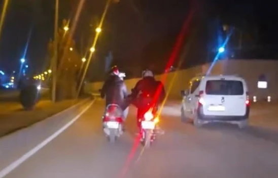 Elazığ'da motosikletlilerin tehlikeli yolculuğu kamerada