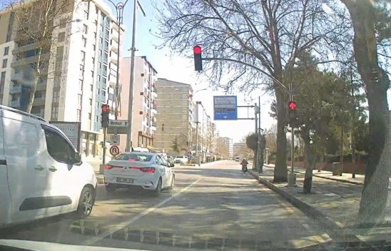 Elazığ'da Trafik İhlali! Motosiklet Sürücüsü Kırmızı Işığı Hiçe Saydı