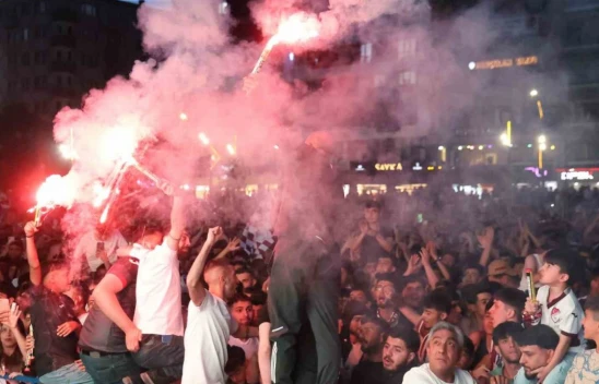Elazığspor Taraftarı Cumhuriyet Meydanı'nda Tek Yürek Oldu: Binlerce Kişi Dev Ekranda Vanspor Maçını İzledi
