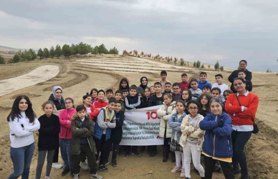 Elazığ'da öğrenciler, Cumhuriyet'in 100. yılında 100 fidan dikti