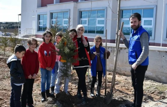 Elazığ'da öğrenciler fidanları toprak ile buluşturdu