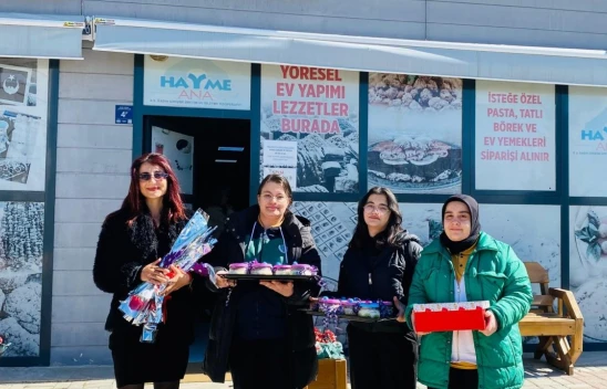 Elazığ'da Anlamlı 8 Mart Etkinliği: Öğrencilerden Kadınlara Karanfil Sürprizi