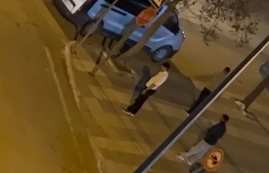 Elazığ'da otobüs durağının camlarını kıran şüpheliler kamerada