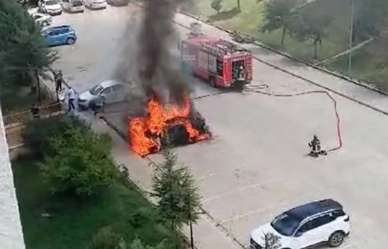 Elazığ'da otomobil alev alev yandı