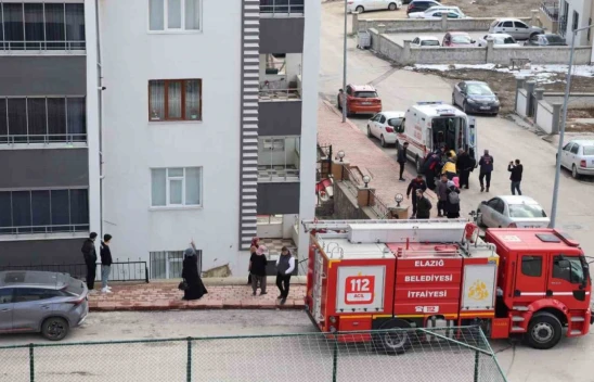 Elazığ'da Kontrolden Çıkan Otomobil Apartman Boşluğuna Düştü: 1 Yaralı