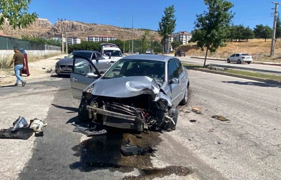 Doğukent Mahallesinde otomobil aydınlatma direğine çarptı: 1 yaralı