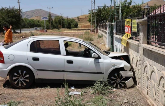 Otomobil bahçe duvarına çarptı, 5 yaralı