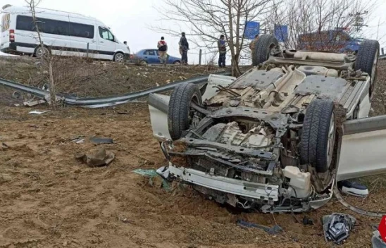 Elazığ'da otomobil bariyerlere çarparak takla attı: 6 yaralı