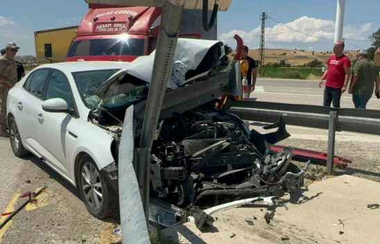 Kovancılar'da otomobil bariyerlere saplandı: 4 yaralı