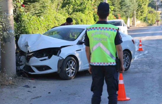 Kontrolden Çıkan Otomobil Beton Direğe Çarptı, 2 Kişi Yaralandı