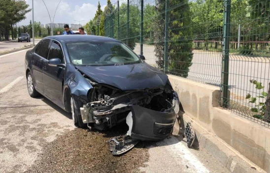 Virajı Alamayan Araç Duvara Çarptı: Elazığ'da Trafik Kazası