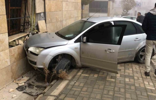 Elazığ'da Kontrolden Çıkan Araç Ev Duvarına Çarptı: 2 Yaralı!