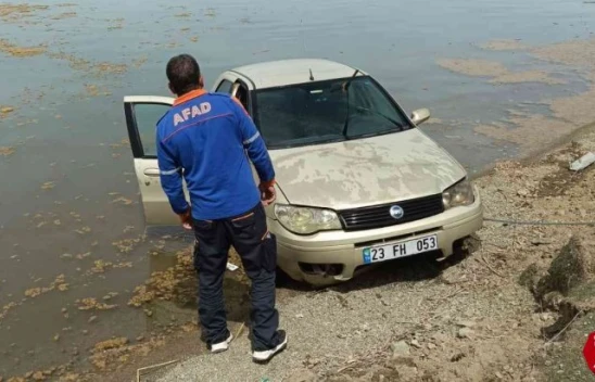 Elazığ'da otomobil göle uçtu, sürücü kendi imkanlarıyla araçtan çıkarak kıyıya yüzdü