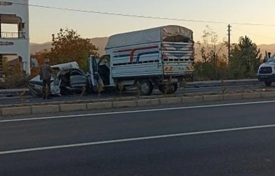 Elazığ'da otomobil ile kamyonet çarpıştı: 1 ölü, 1 yaralı