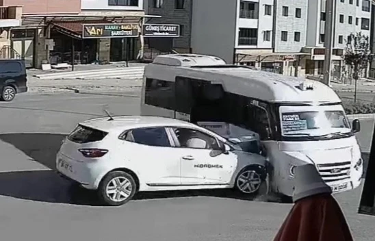 Elazığ'da otomobil ile minibüsün çarpışma anı kameralara yansıdı