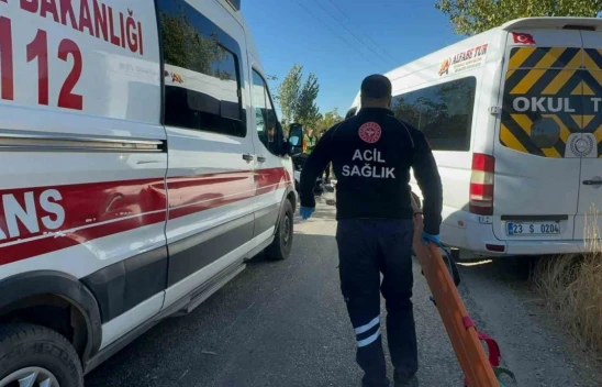 Elazığ'da otomobil ile öğrenci servisi çarpıştı: 2'si ağır 4 yaralı