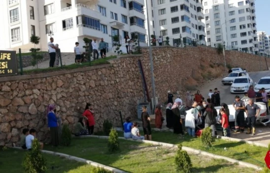 Abdullahpaşa Mahallesinde Otomobil İstinat Duvarından Uçtu,  2 Yaralı