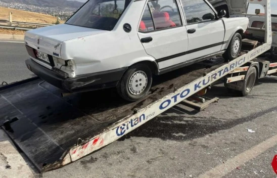 Elazığ'da otomobil kamyona çarptı: 1 yaralı