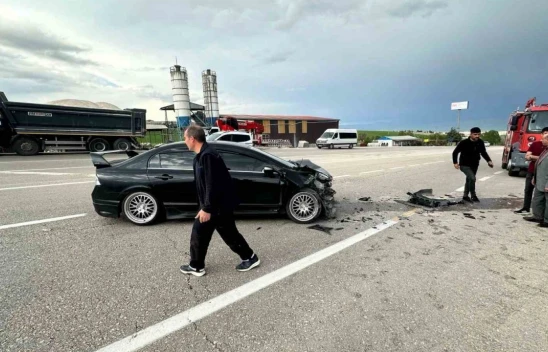 Elazığ'da otomobil kamyona çarptı: 1 yaralı