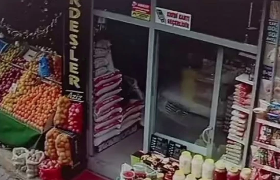 Elazığ'da Kontrolden Çıkan Araç Manav Tezgahına Daldı! Meyveler Yola Saçıldı