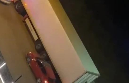 Elazığ'da otomobil park halindeki tıra çarptı