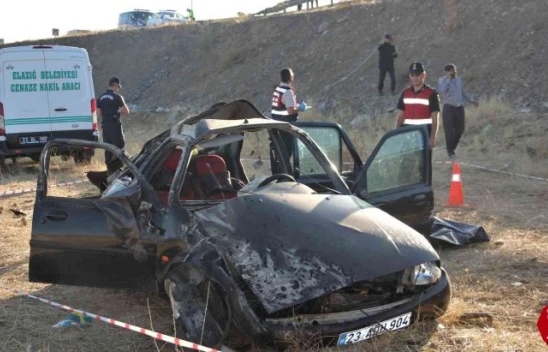 Feci Kazada Otomobil Şarampole Uçtu, 1 Kişi Öldü 2'si Ağır 3 Kişi Yaralandı