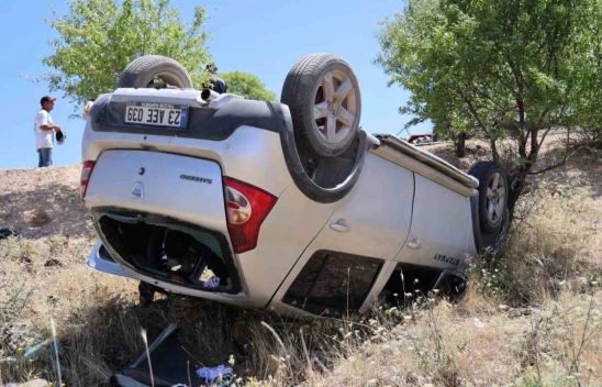 Elazığ'da otomobil şarampole yuvarlandı, 4 yaralandı