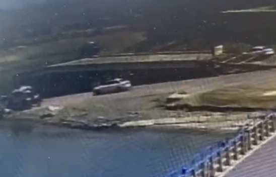 Elazığ'da otomobilin baraja düştüğü anlar kamerada