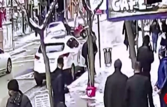 Elazığ'da otomobilin sepetli motosiklete çarpma anı kamerada