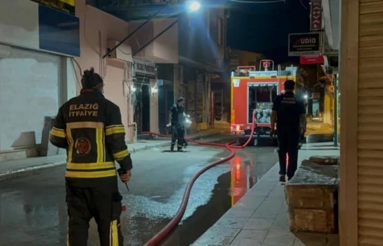 Elazığ'da pansiyon yangını: 2 itfaiye personeli dumandan etkilendi