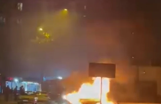 Elazığ'da park halindeki araç alev topuna döndü