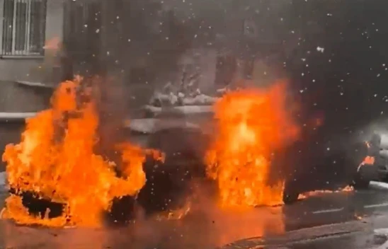 Elazığ'da Korkutan Yangın! Park Halindeki Araçlar Alev Topuna Döndü