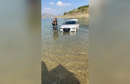 Elazığ'da park halindeki otomobil Keban Barajına uçtu