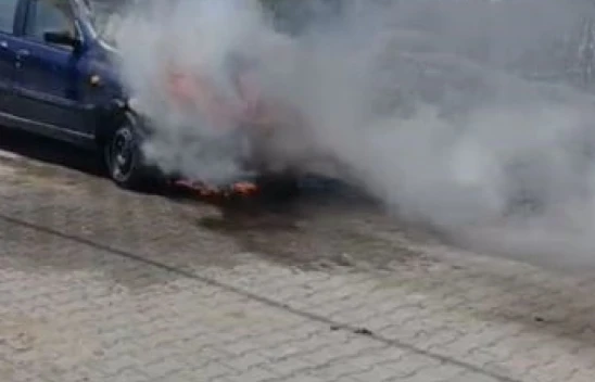 Elazığ'da Park Halindeki Otomobil Alev Alev Yandı