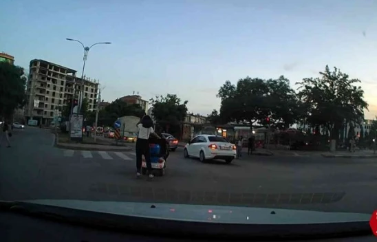 Elazığ'da Patenli Kızın Tehlikeli Yolculuğu