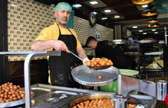 Elazığ'da Ramazan Ayının Vazgeçilmez Tatlısı Lokma, İftarda Sofraları Süslüyor