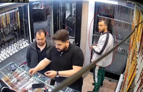 Elazığ'da saat hırsızlığı kamerada: Saatin fiyatını sordu, kameraya baktı, cebine atıp uzaklaştı