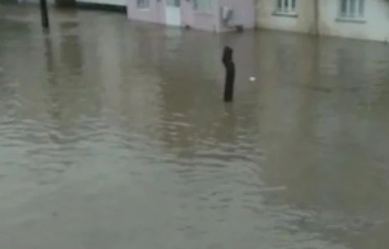 Elazığ'da sağanak, binalar su altında kaldı