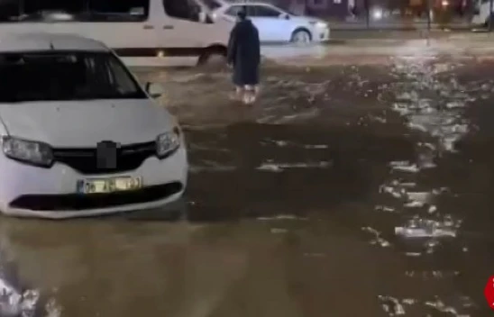 Elazığ'da Sağanak ve Dolu Etkili Oldu, Yollar Göle Döndü