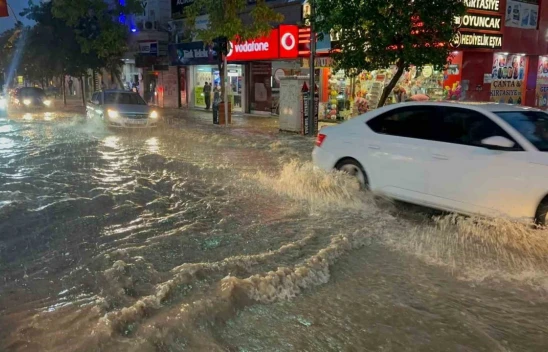 Elazığ'da sağanak etkili oldu, yollar göle döndü