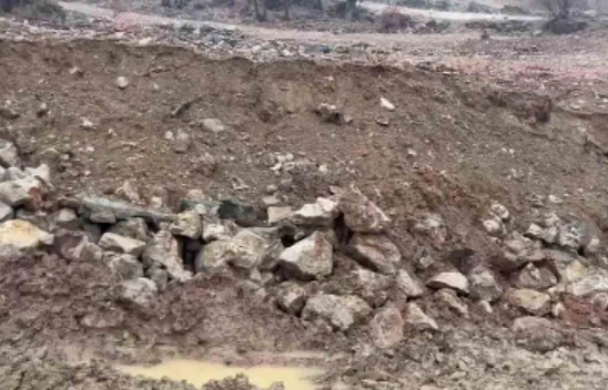 Elazığ Arıcak'ta Sağanak Yağış Nedeniyle İstinat Duvarı Yıkıldı