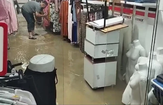 Elazığ'da sağanak sonrası iş yerlerini su bastı