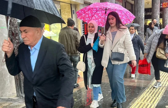 Elazığ'da Sağanak Yağış Çiftçiye Umut, Esnafa Bereket Getirdi