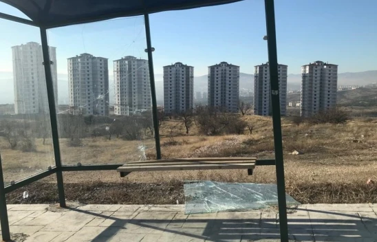 Elazığ'da şehir magandaları durak camlarını kırdı