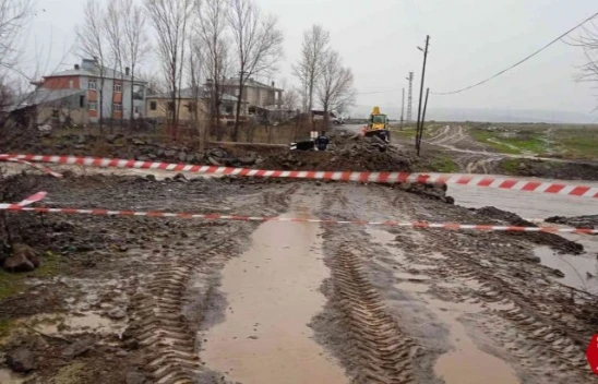 Elazığ'da sel suları altında kalan köprü ulaşıma kapatıldı