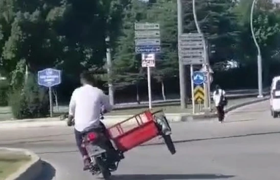 Elazığ'da Sepetli Motosikletin Tehlikeli Yolculuğu Kameraya Yansıdı