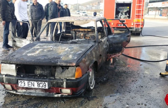 Elazığ'da Seyir Halindeki Otomobil Yandı