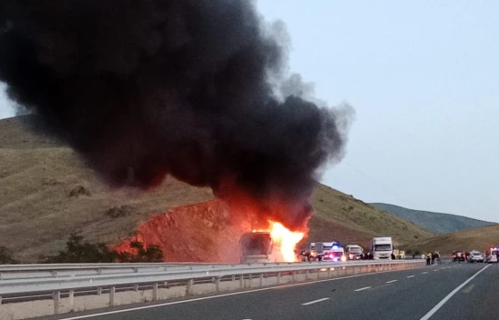 Elazığ'da Seyir Halindeyken Alev Alan Yolcu Otobüsü Tamamen Yandı
