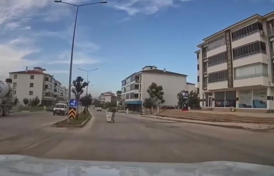 Elazığ'da Fırtına Kamerada: Çöp Konteyneri Sürüklendi, Ağaç Dalları Kırıldı